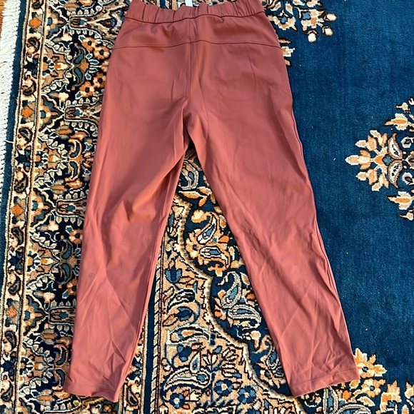 EUC Women’s Lululemon On the Fly Pant 7/8 Sz 4 - Picture 3 of 3